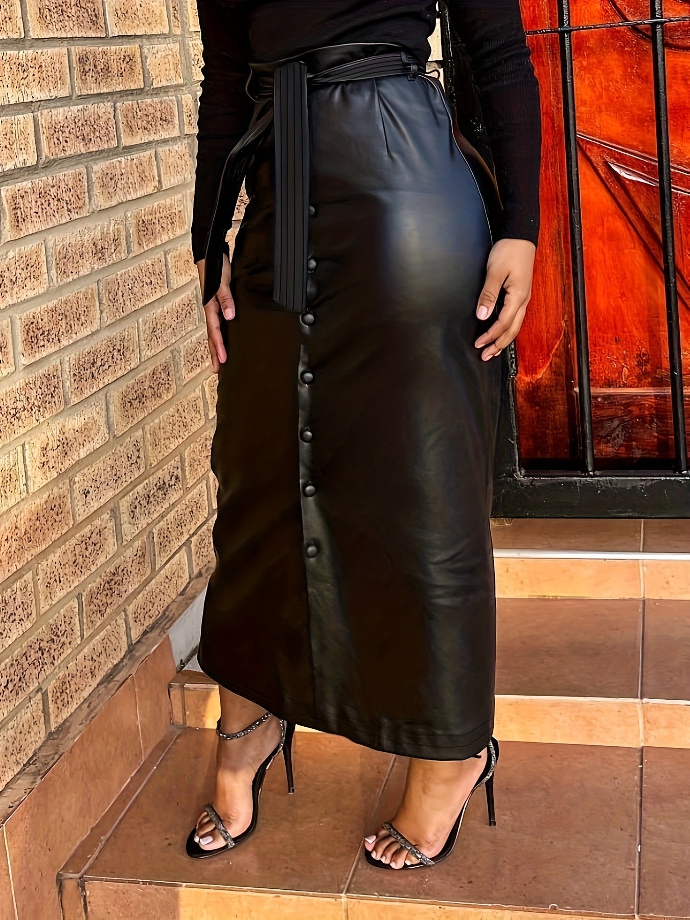 Jupe longue femme noire aspect cuir boutonnée devant avec ceinture à nouer