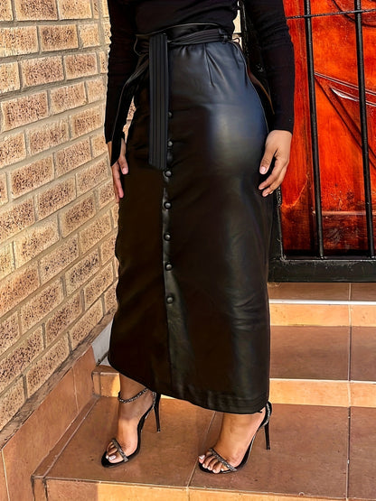 Jupe longue femme noire aspect cuir boutonnée devant avec ceinture à nouer