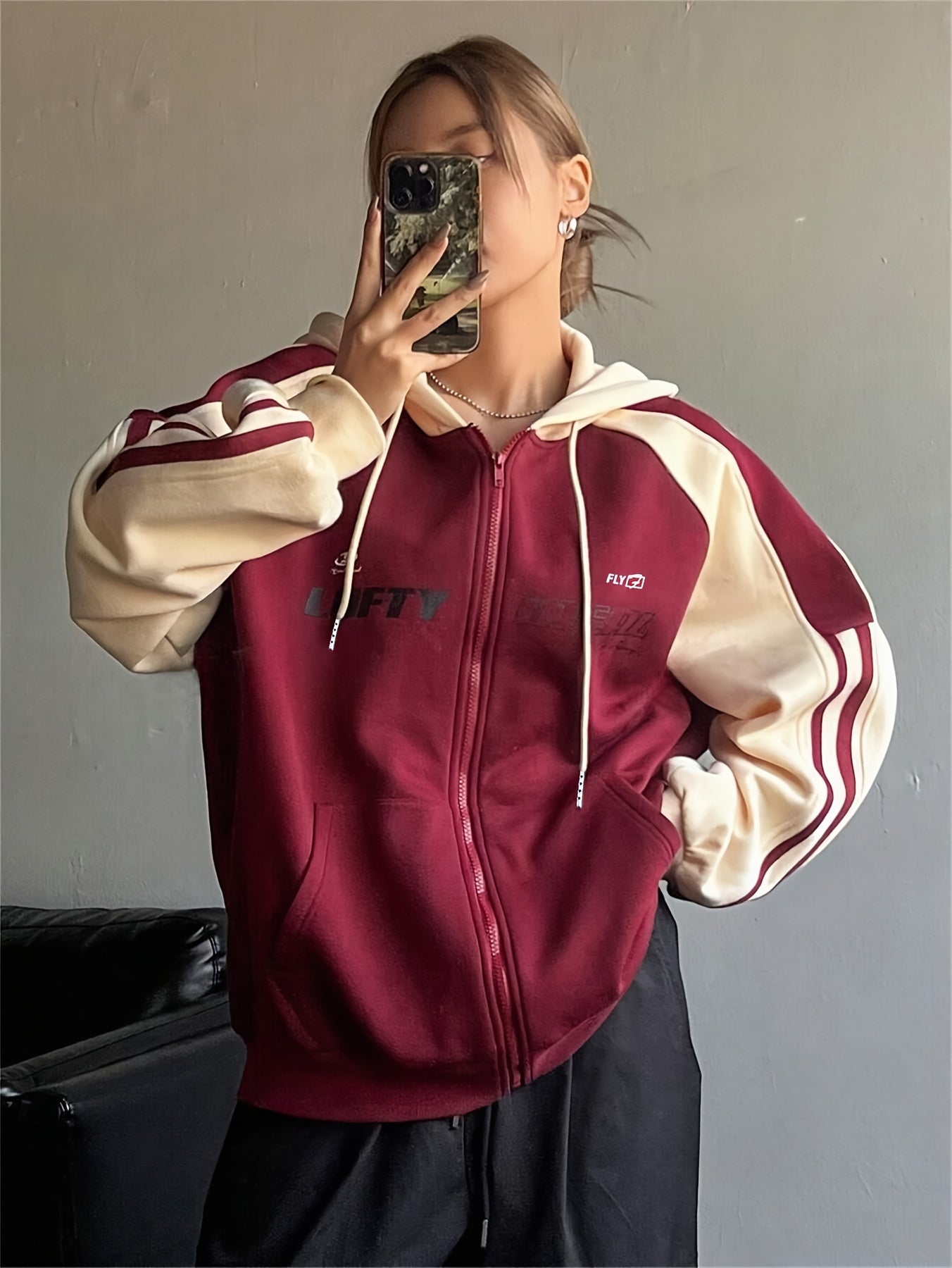 Sweat à Capuche Zippé Bicolore Rouge Bordeaux Crème avec Rayures Sportif