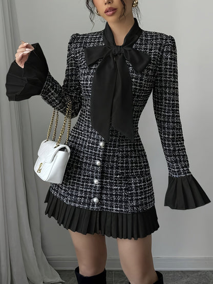 Robe courte Femme motif écossais noir et blanc avec nœud lavallière et jupe plissée
