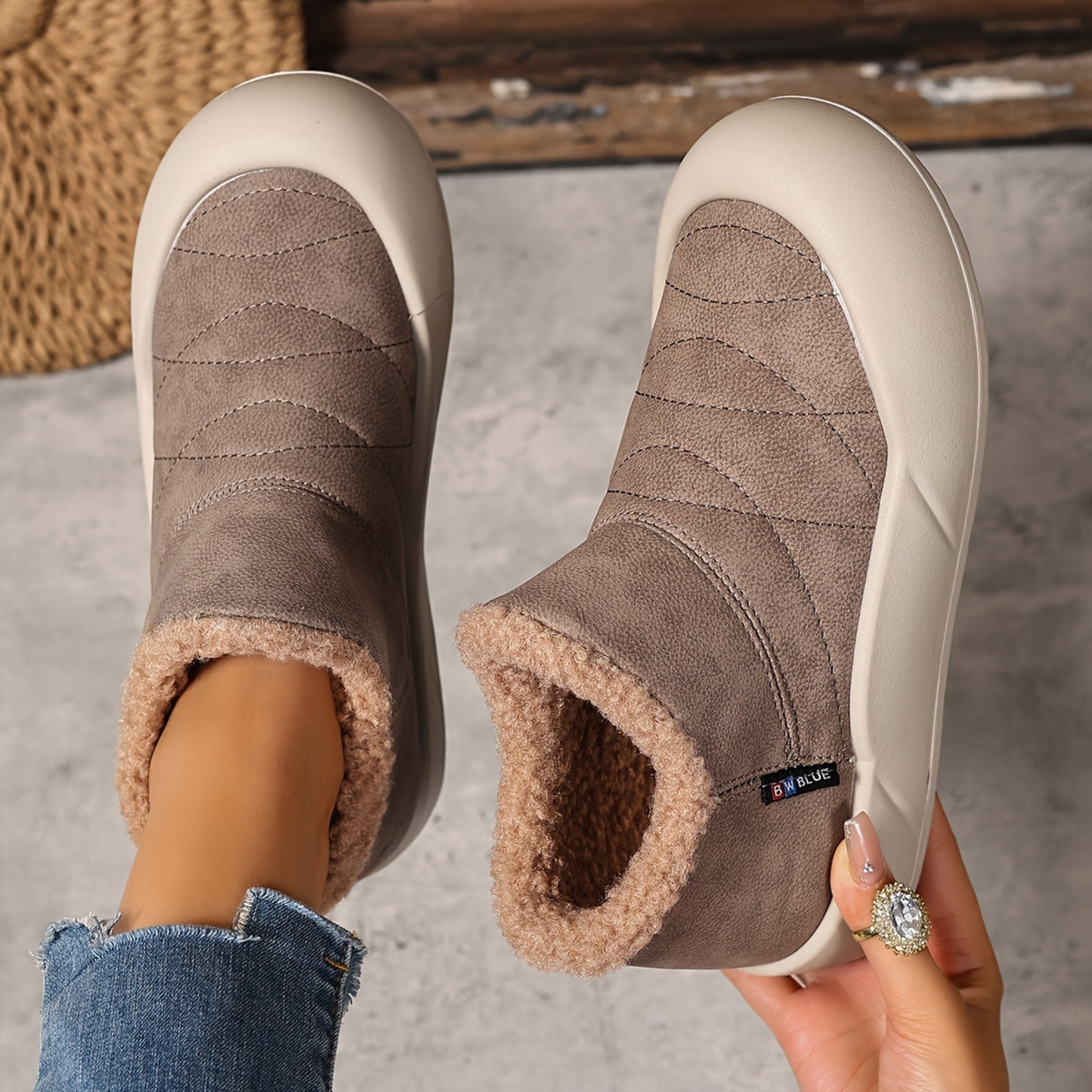 Bottes d'hiver Femme fourrées grises matelassées à semelle compensée et bout rond