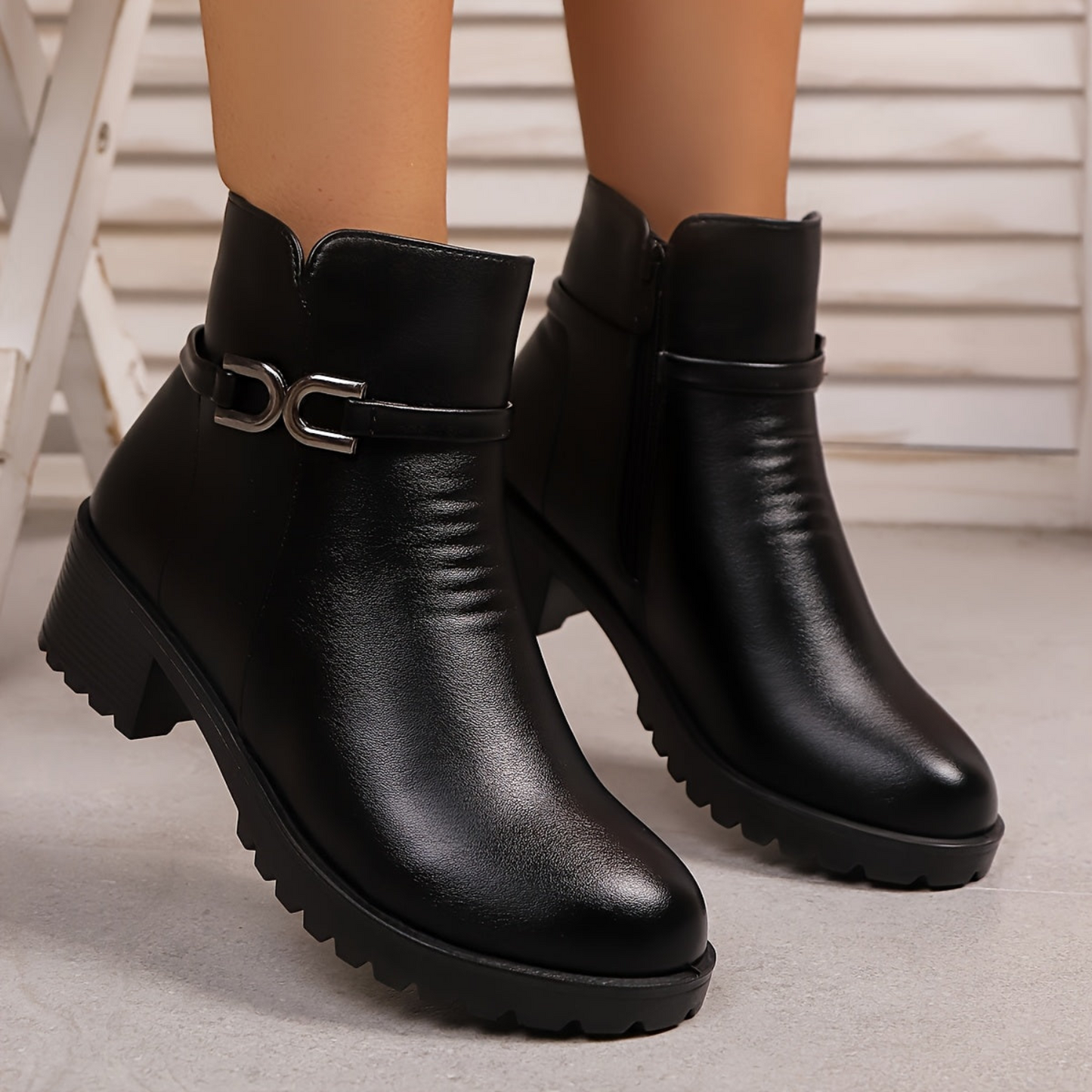 Bottines Femme à Boucle Métallique et Fermeture Éclair Latérale Semelle Crantée