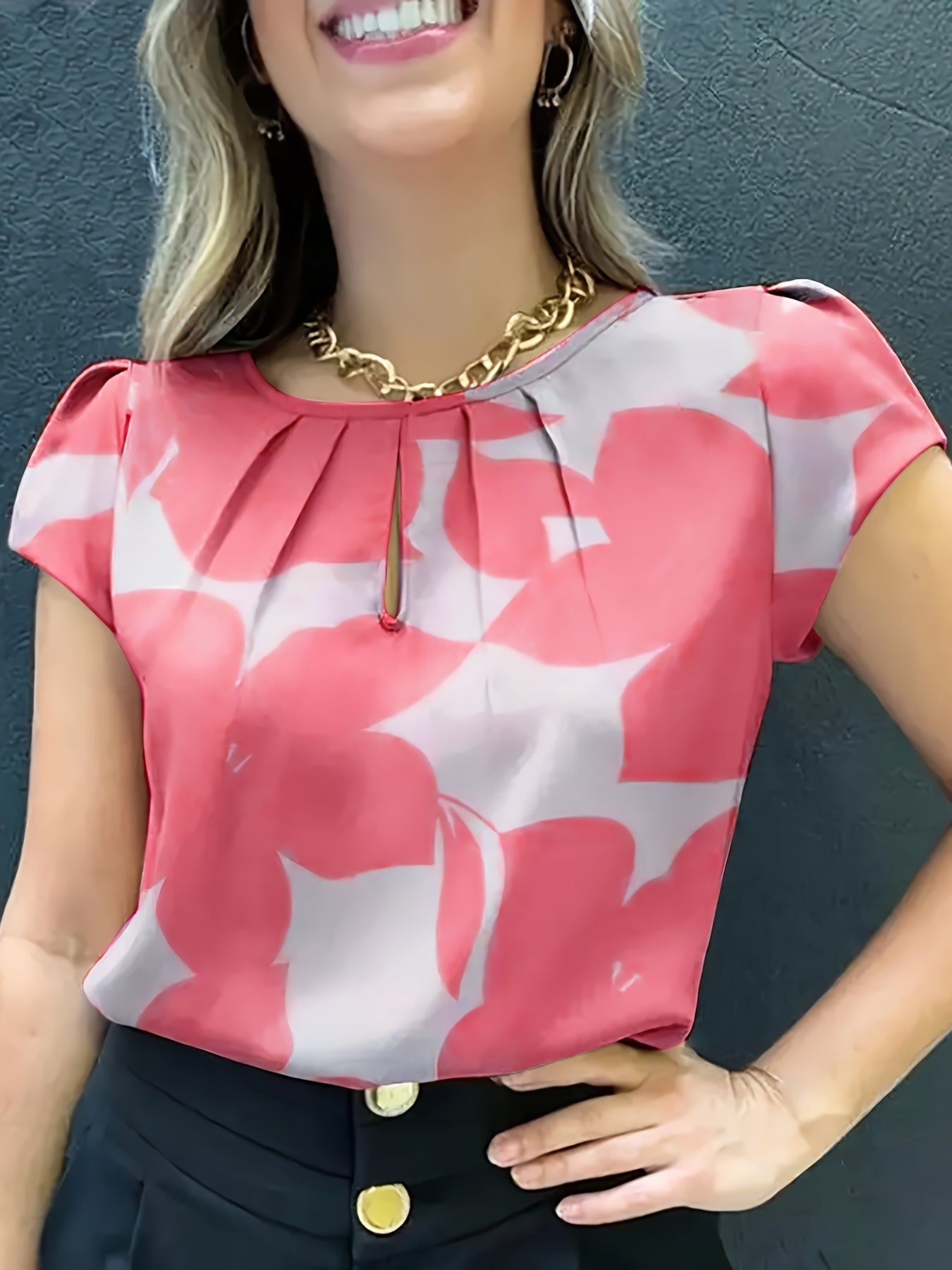 Elegant blus för kvinnor med abstrakt mönster, korta ärmar, chic stil för kontoret och utflykter