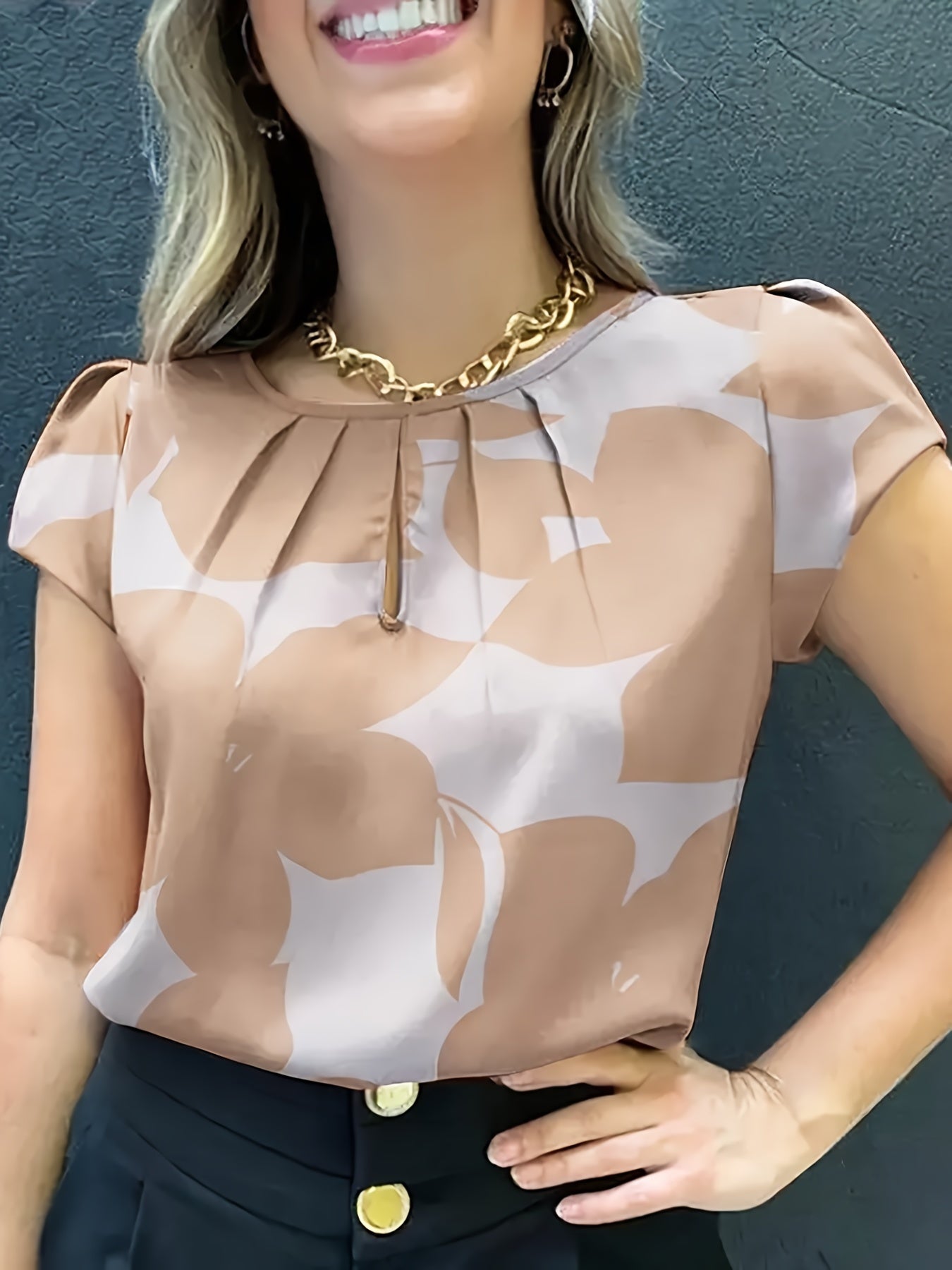 Elegant blus för kvinnor med abstrakt mönster, korta ärmar, chic stil för kontoret och utflykter