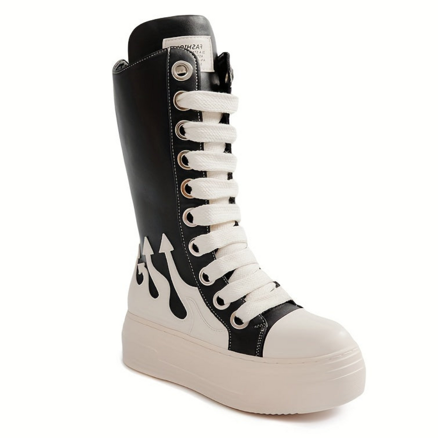 Czarne wysokie buty z białymi sznurówkami, w stylu sneakersów, na platformie