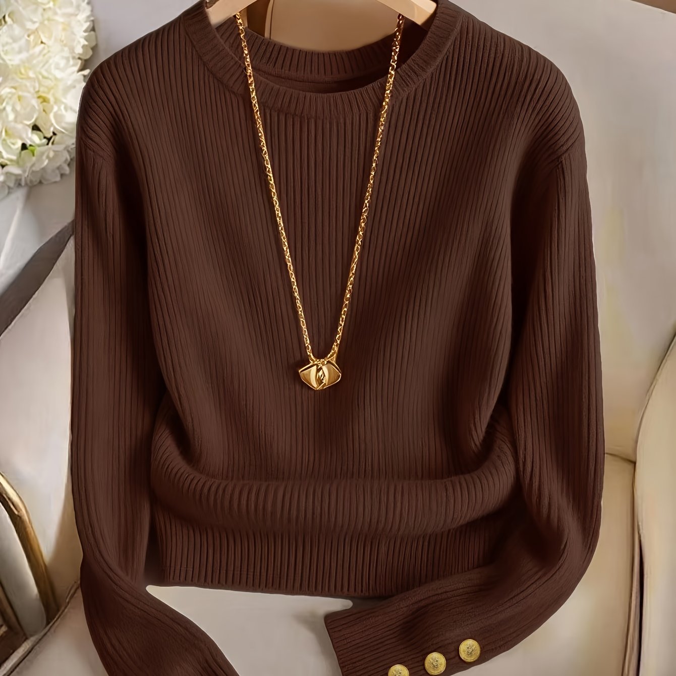 Pull femme marron côtelé col rond manches longues à boutons dorés