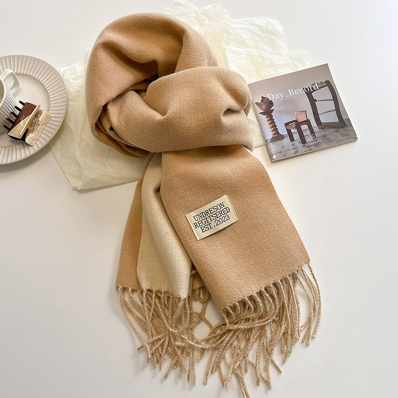 Mjuk scarf med fransar i enfärgade eller tvåfärgade varianter