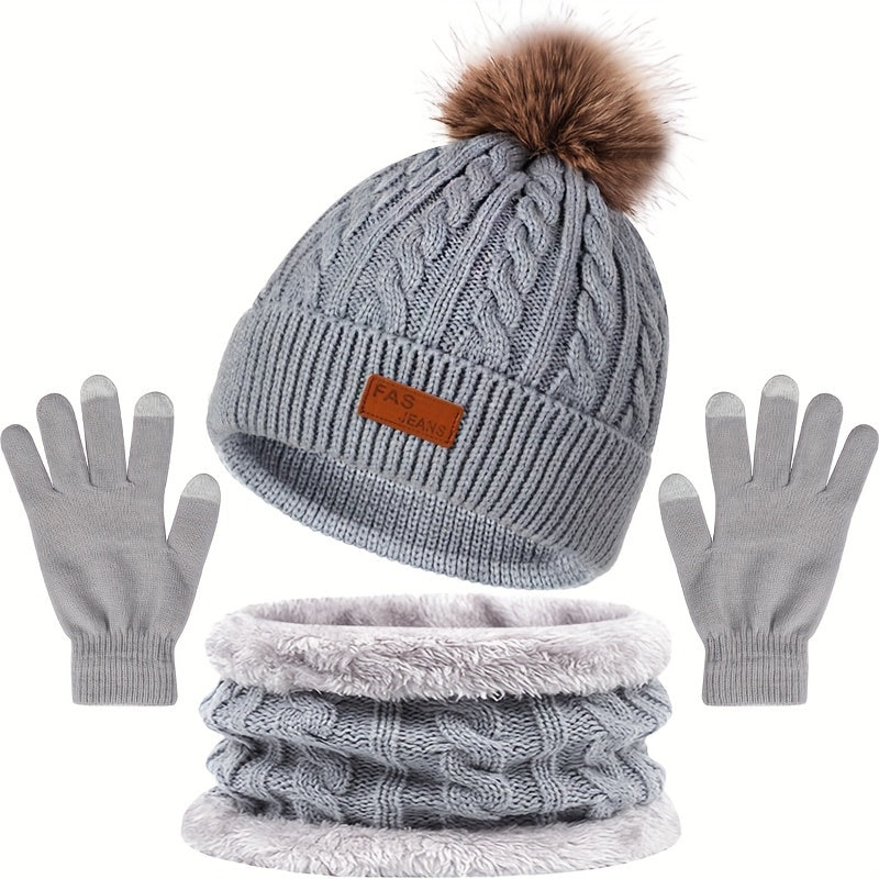 Set van gebreide muts, handschoenen en sjaal met kabelpatroon en pompon