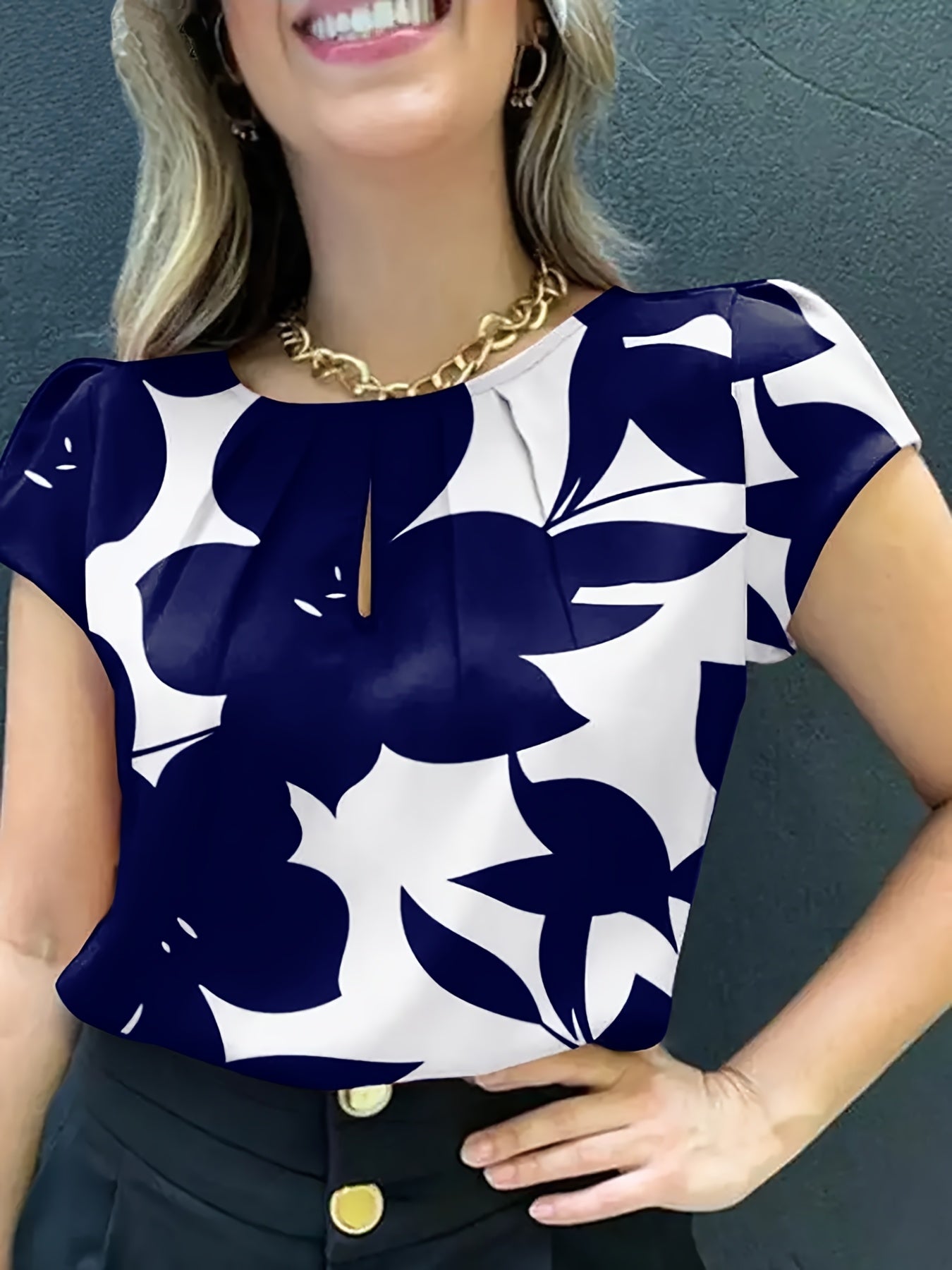 Elegant blus för kvinnor med abstrakt mönster, korta ärmar, chic stil för kontoret och utflykter