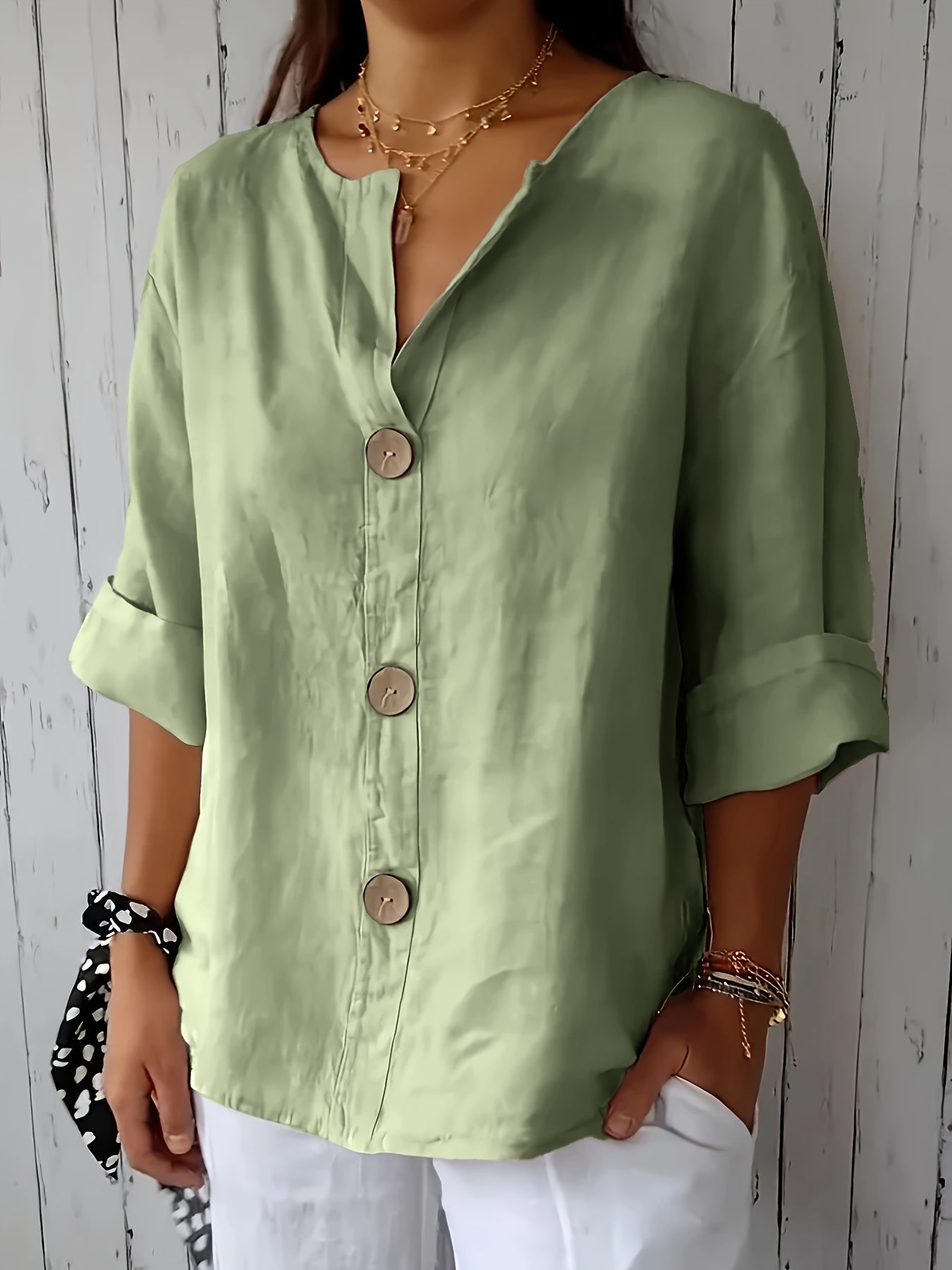 Afslappet damebluse med knapper i elegant og alsidig stil