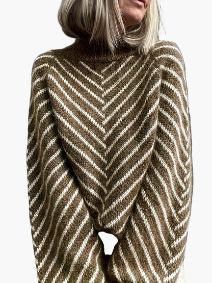 Elegante damestrui met opstaande kraag en gestreept patroon, herfst-winterstijl