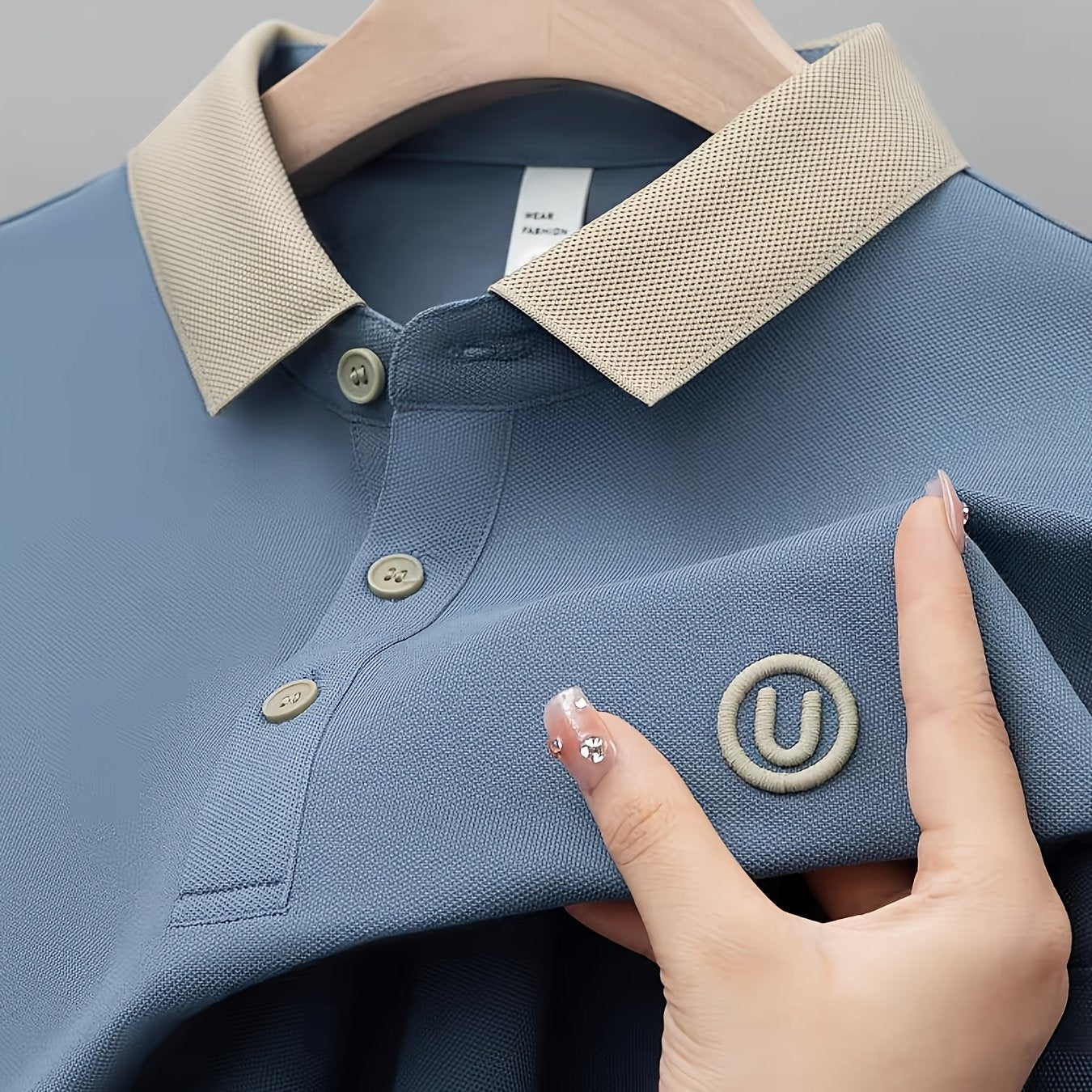 Polo casual para hombre con cuello contrastante y logo bordado – estilo moderno y versátil