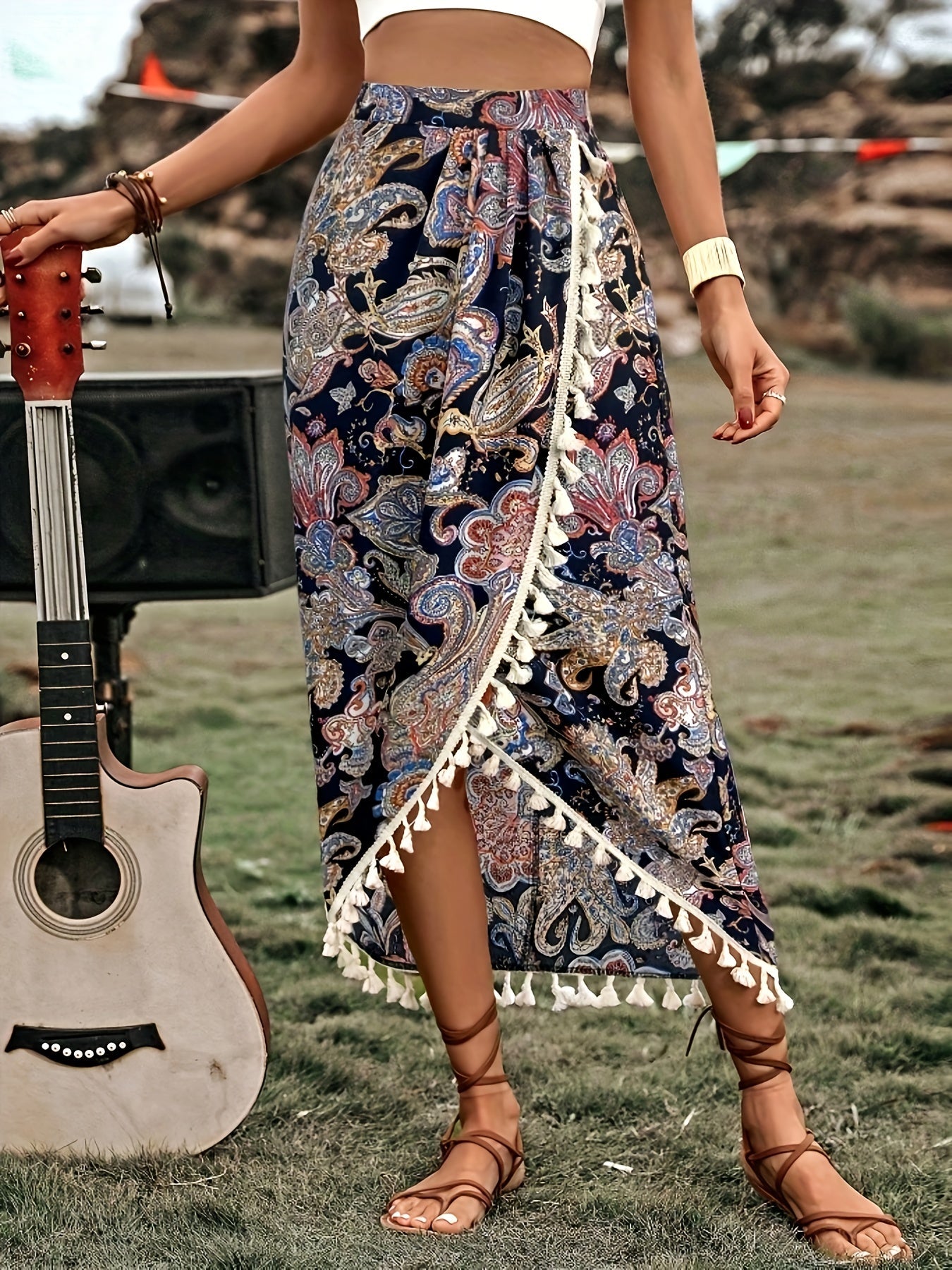 Falda cruzada bohemia para mujer estilo midi con estampado paisley y detalle de pompones para verano y vacaciones