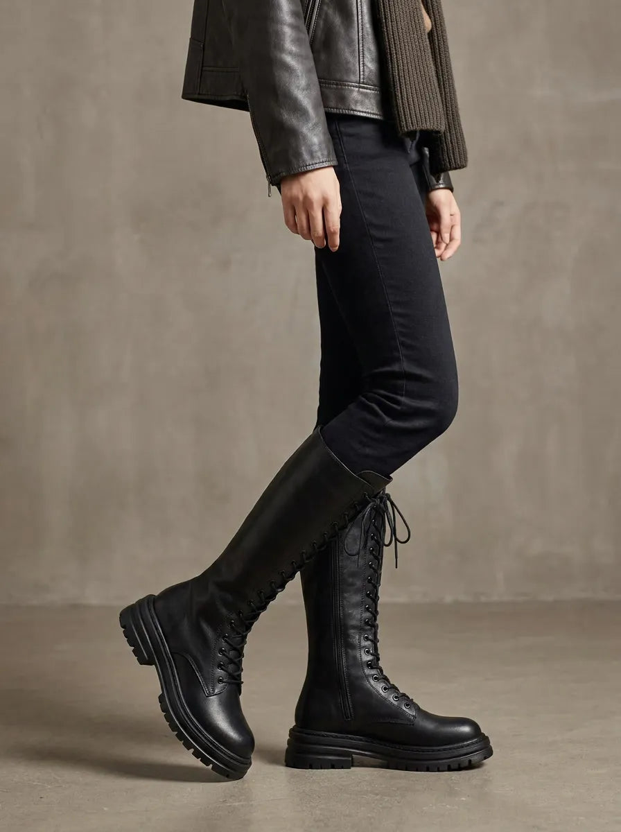 Botas altas negras con cordones y suela dentada