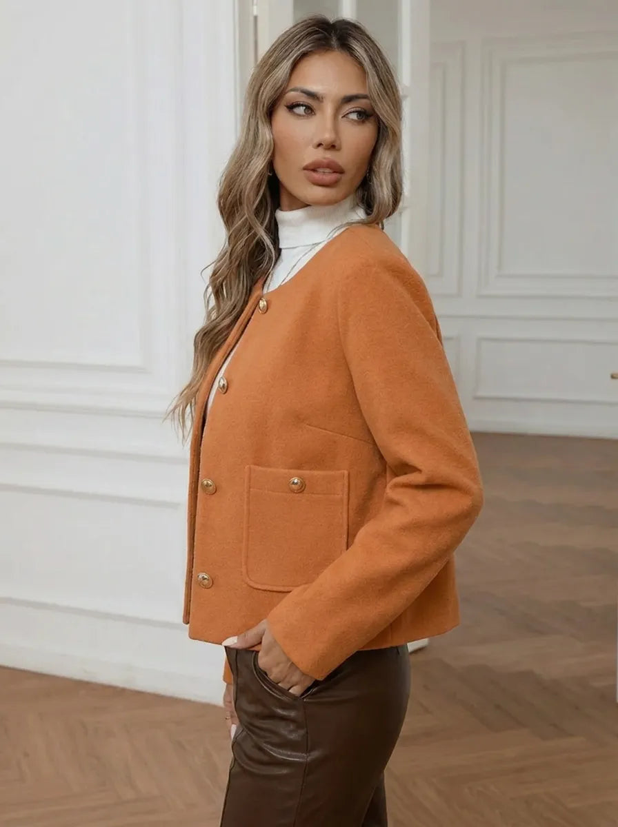Chaqueta corta de mujer sin cuello, naranja o burdeos, con botones dorados
