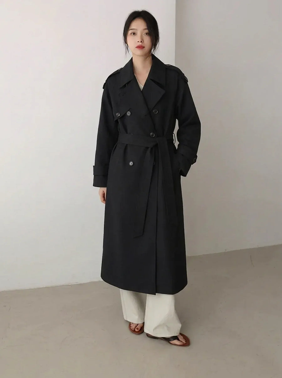 Lange zwarte damestrenchcoat met ceintuur en dubbele rij knopen
