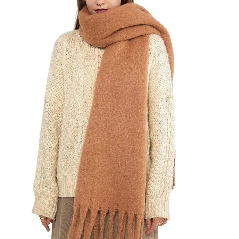 Blødt og varmt tørklæde med frynser i lysebeige