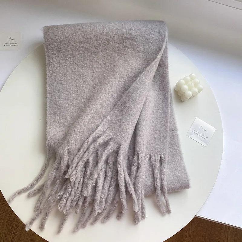 Blødt og varmt tørklæde med frynser i lysebeige