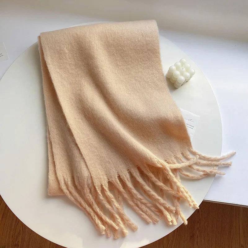 Blødt og varmt tørklæde med frynser i lysebeige