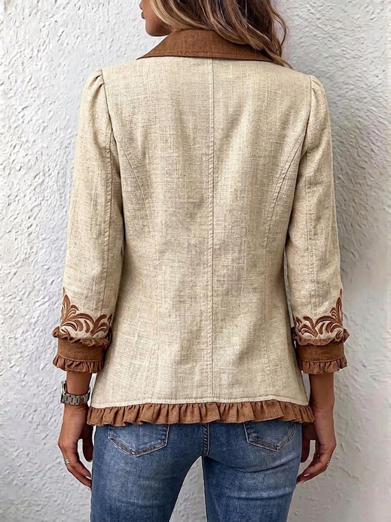 Beige en bruin damesjasje met geborduurde motieven, overhemdkraag en rucheranden, casual stijl