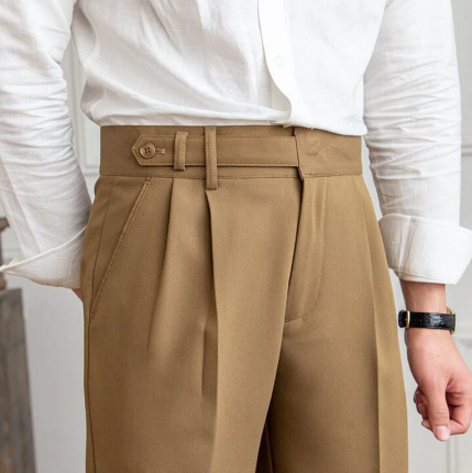 Beige herrbyxor med plissering, avsmalnande passform och ankellång längd