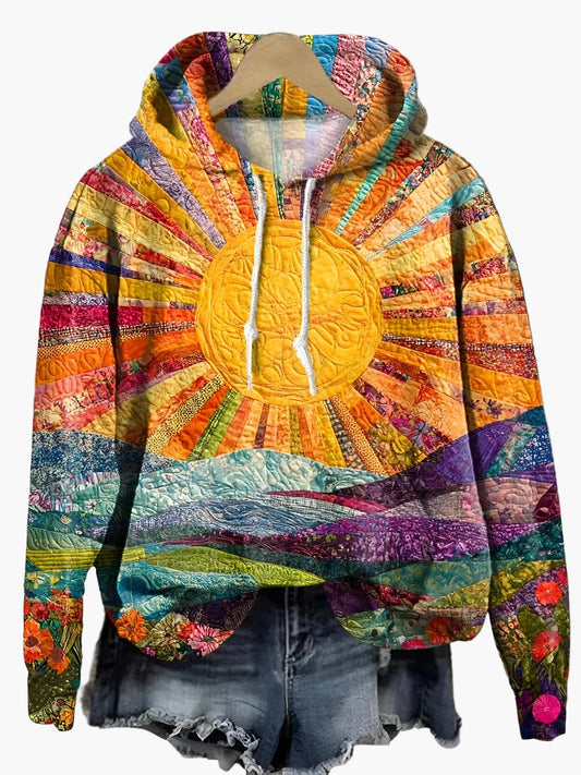 Damhoodie i bohemisk patchworkstil med sol och landskap – avslappnad och färgstark mode