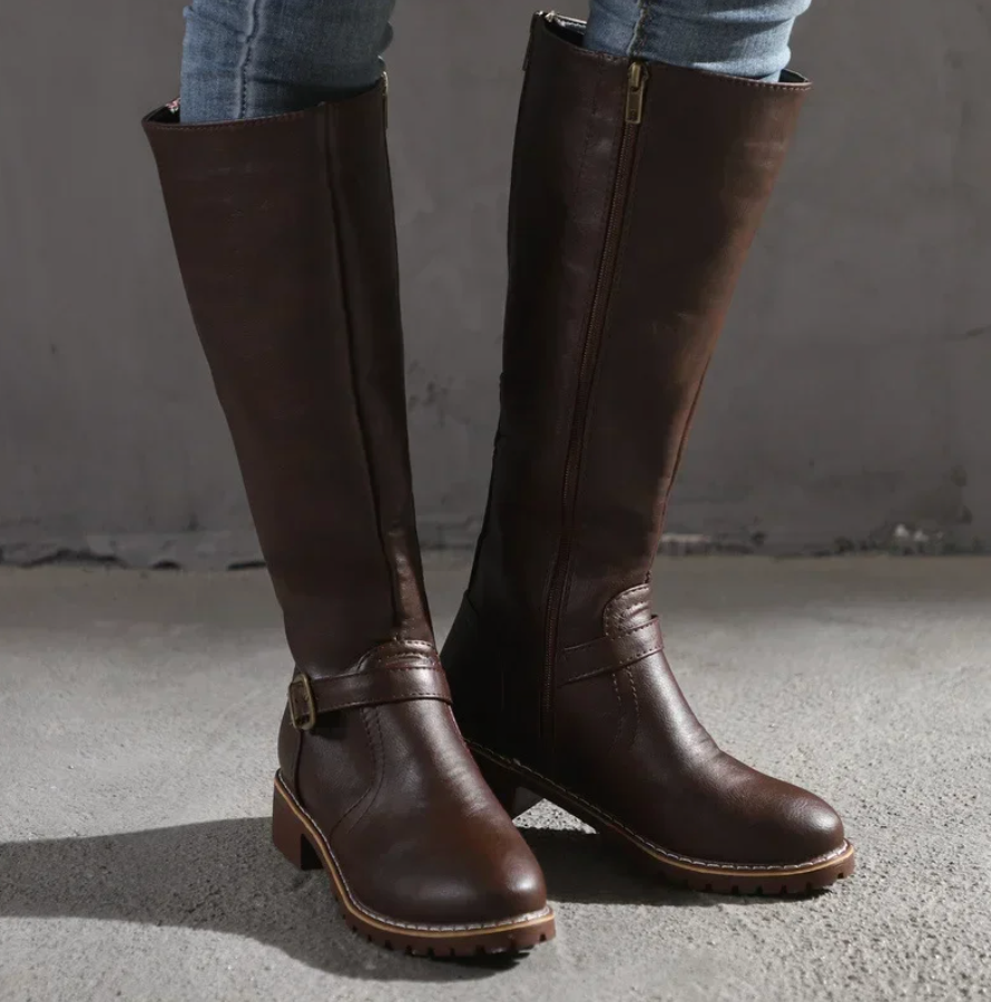 Hohe Reiterstiefel für Damen mit dekorativen Schnallen