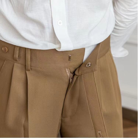 Beige herrbyxor med plissering, avsmalnande passform och ankellång längd