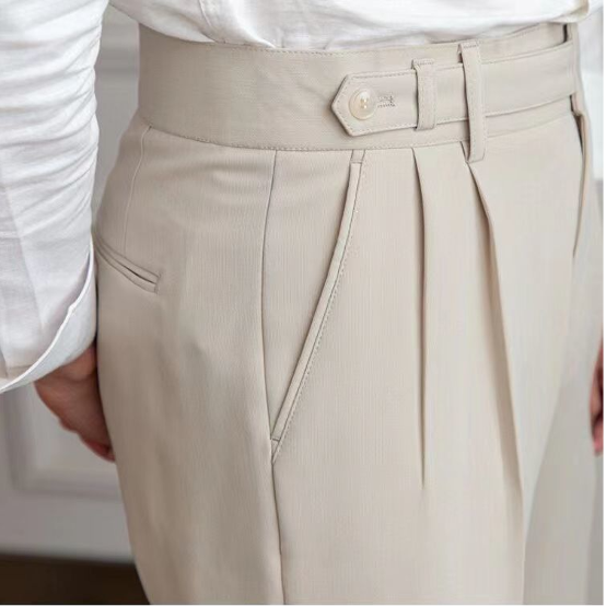 Beige herrbyxor med plissering, avsmalnande passform och ankellång längd