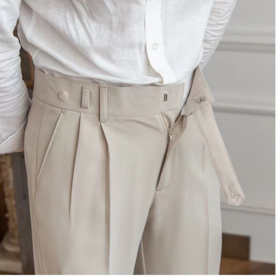 Beige herrbyxor med plissering, avsmalnande passform och ankellång längd
